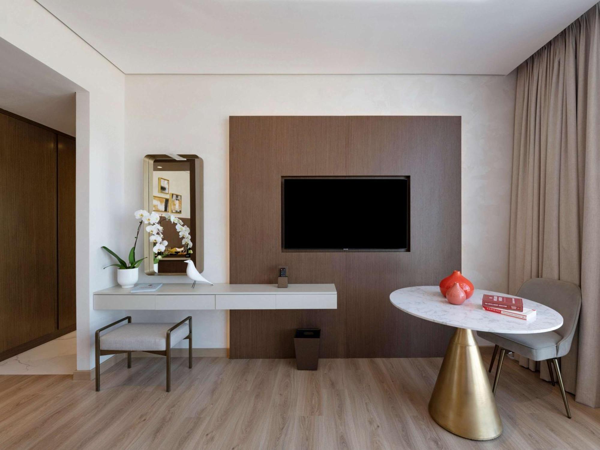 Movenpick Jumeirah Village Triangle Dubai Ngoại thất bức ảnh A room at the hotel