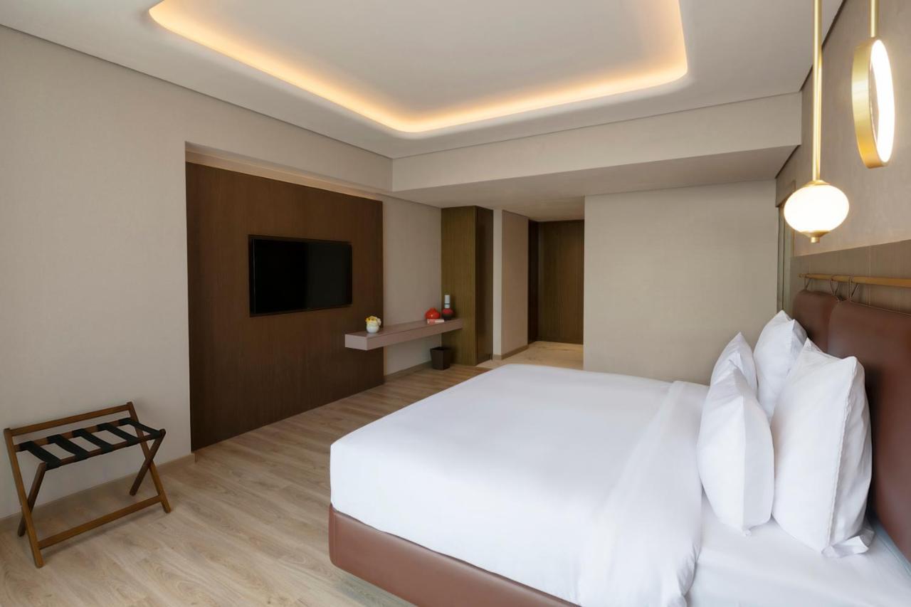 Movenpick Jumeirah Village Triangle Dubai Ngoại thất bức ảnh A bedroom at the hotel