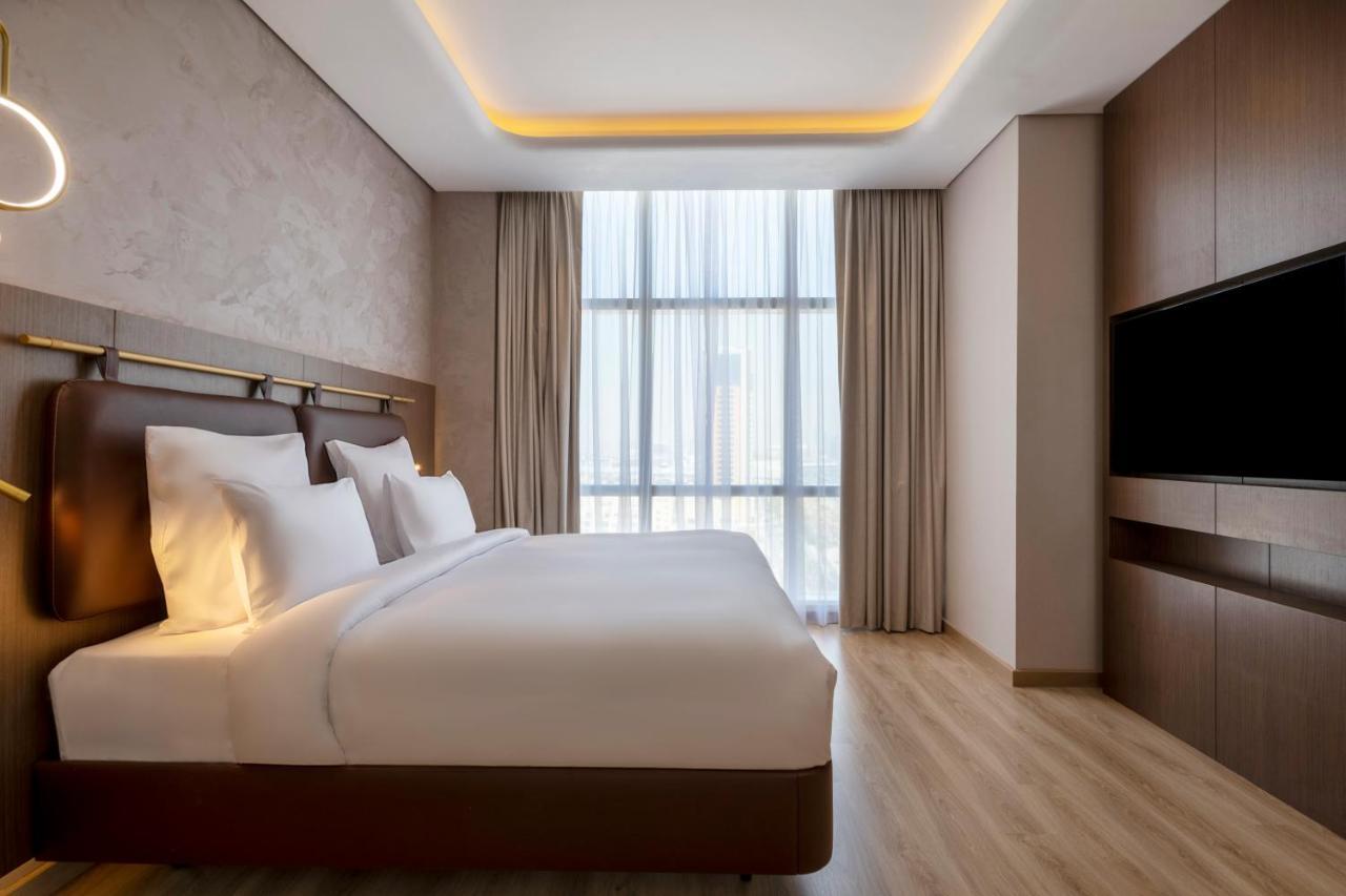 Movenpick Jumeirah Village Triangle Dubai Ngoại thất bức ảnh A bedroom at the hotel