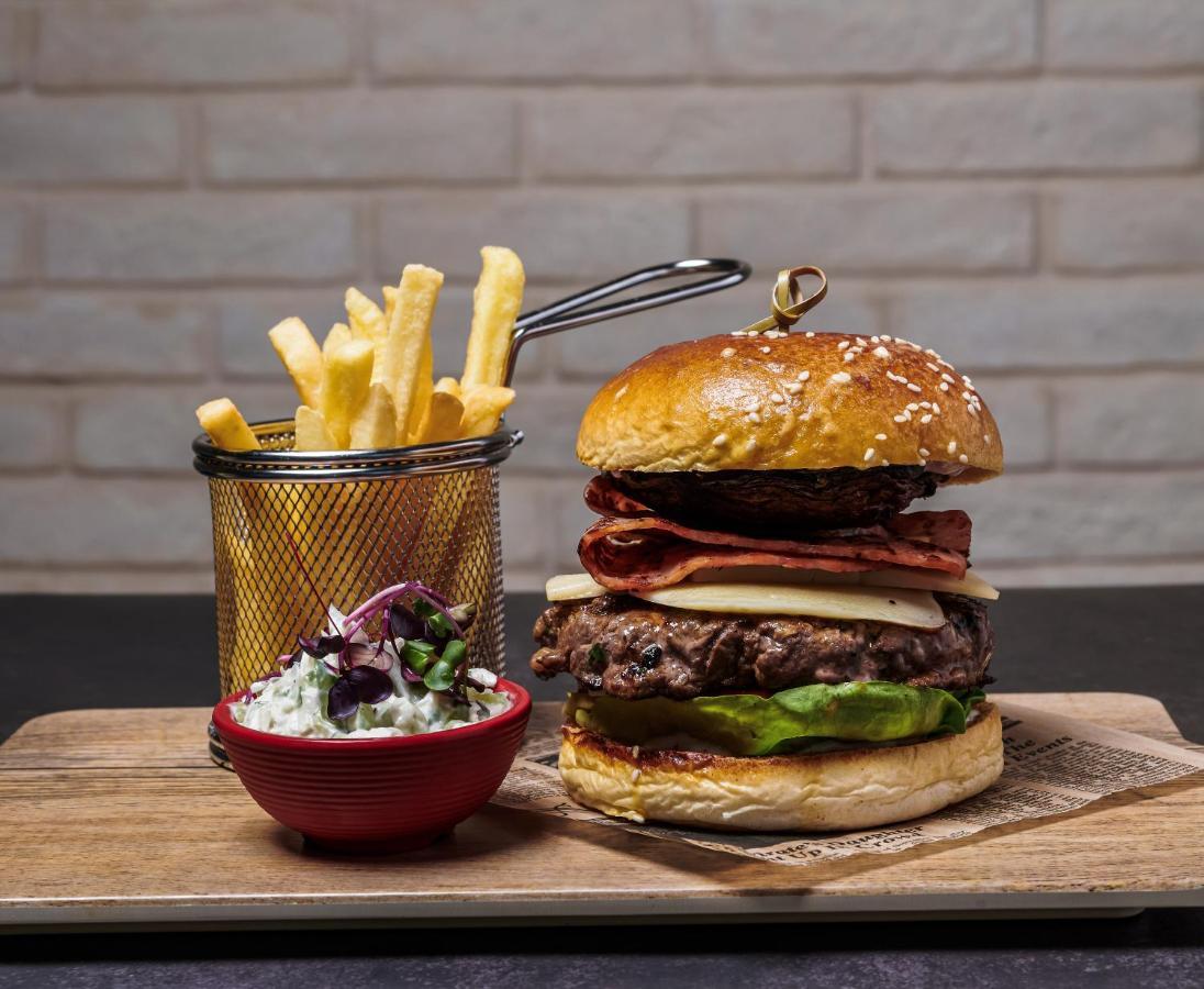Movenpick Jumeirah Village Triangle Dubai Ngoại thất bức ảnh A hamburger with chips