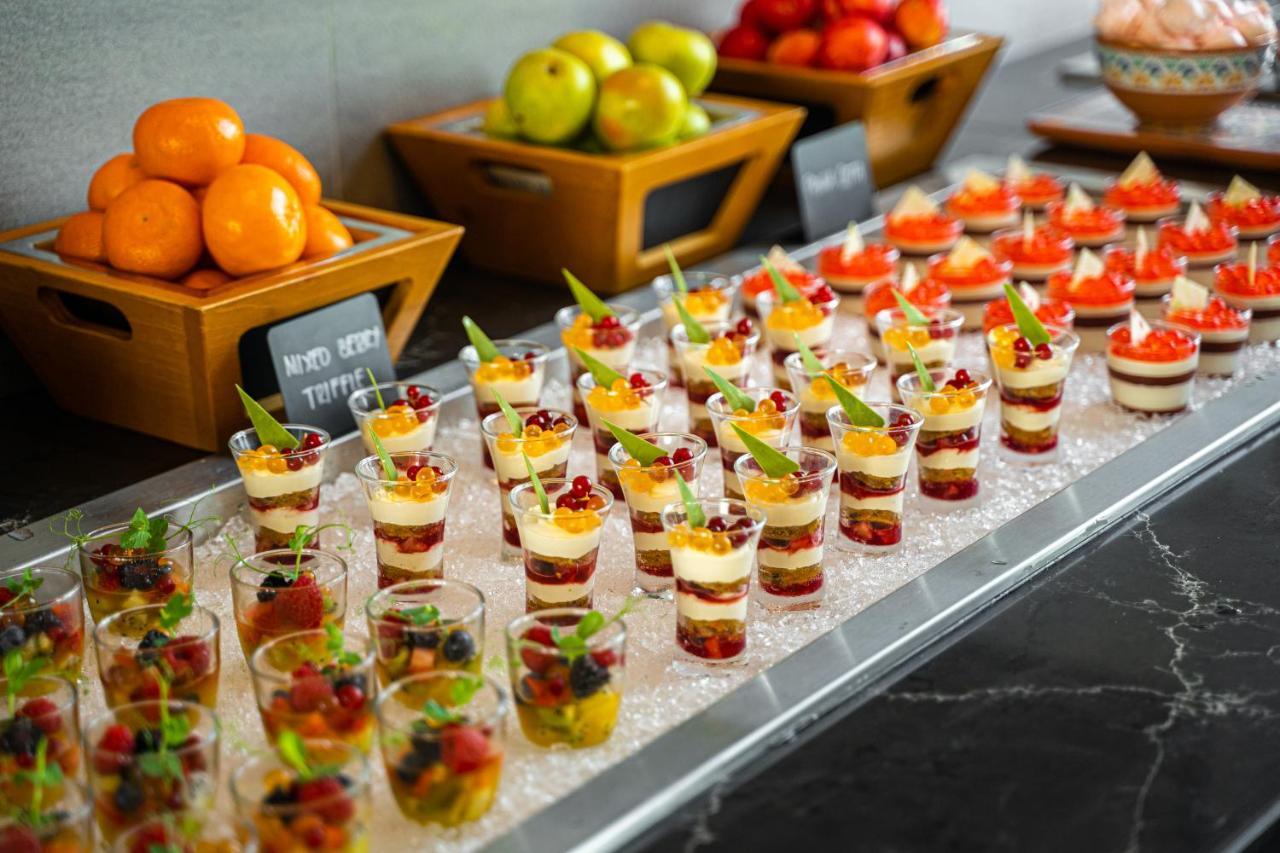 Movenpick Jumeirah Village Triangle Dubai Ngoại thất bức ảnh A dessert buffet