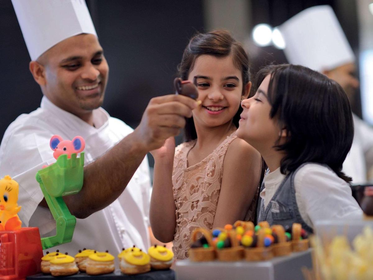 Movenpick Jumeirah Village Triangle Dubai Ngoại thất bức ảnh A pastry chef at work