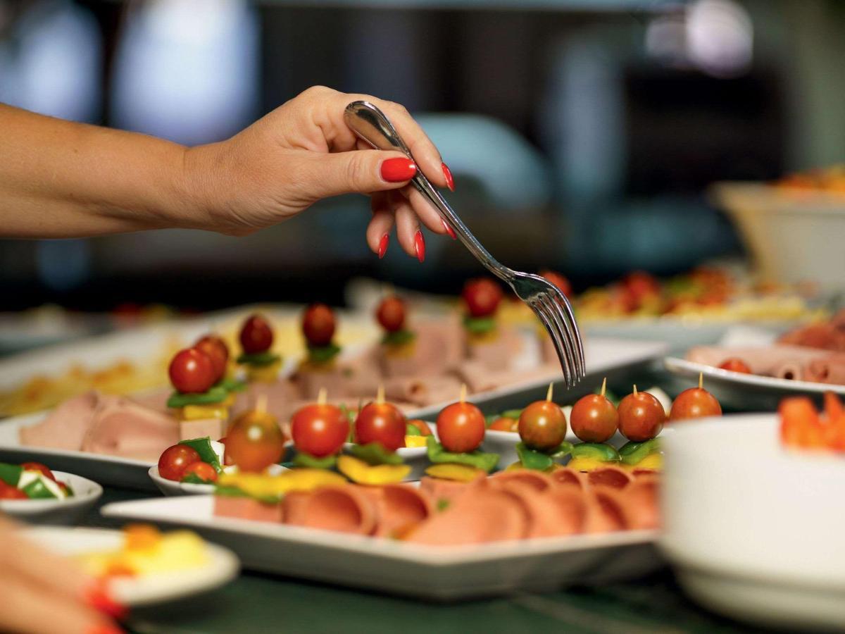 Movenpick Jumeirah Village Triangle Dubai Ngoại thất bức ảnh A buffet