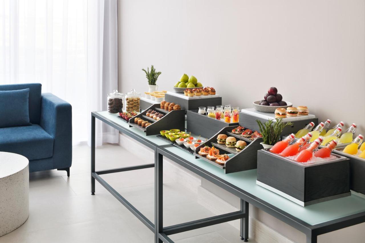 Movenpick Jumeirah Village Triangle Dubai Ngoại thất bức ảnh A buffet table