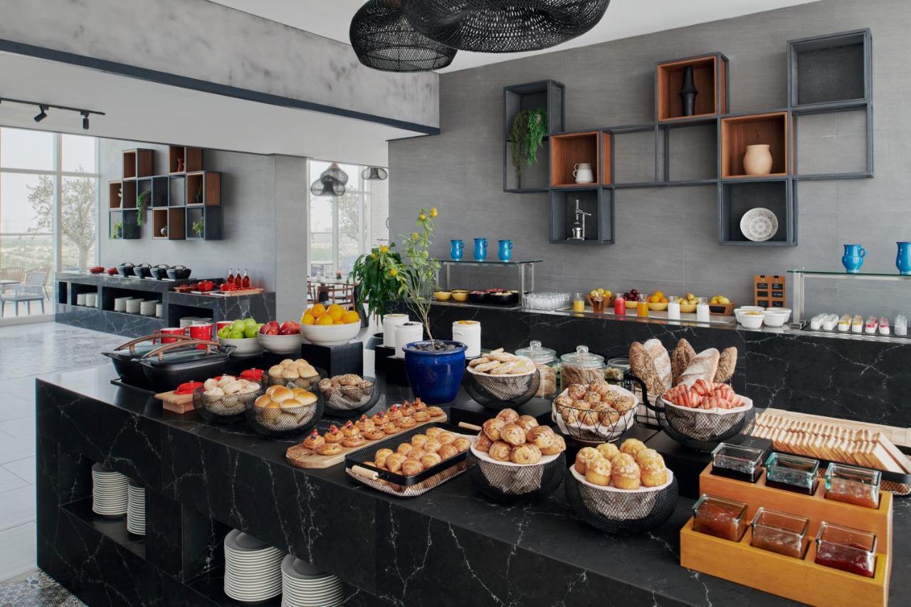 Movenpick Jumeirah Village Triangle Dubai Ngoại thất bức ảnh A buffet at a hotel
